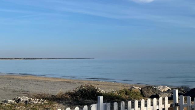 Maison Sur La Plage Avec Vue Mer Panoramique Le Martray Exterior photo